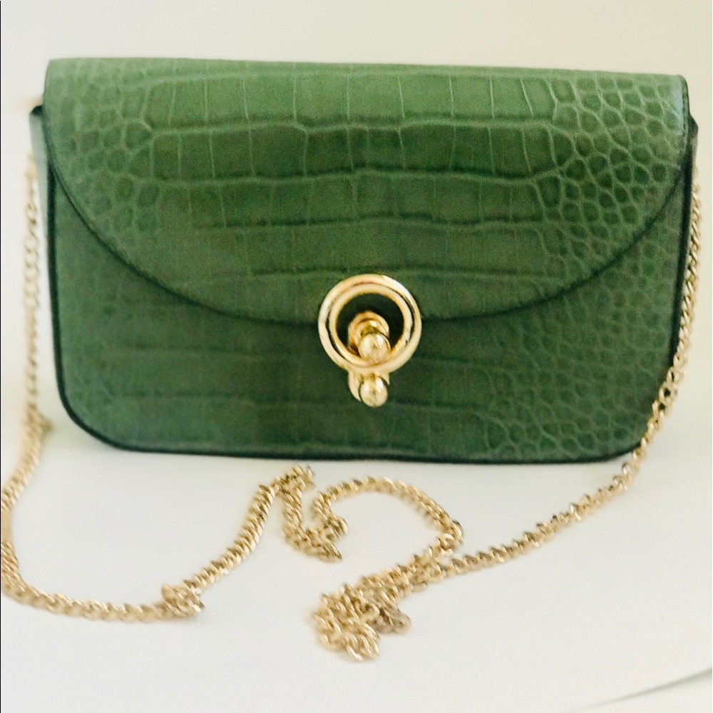 Green faux crocodile purse cross body. Per  fect purse for your holiday party !